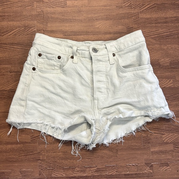 LEVIS WHITE JEAN SHORTS SIZE 24 - Picture 1 of 3